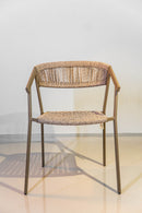 Poltrona Duda com estrutura em alumínio com pintura eletrostática e revestida em corda náutica de 5 mm com proteção UV. Trançado artesanal, ideal para ambientes internos e externos, com personalização de cores. Dimensões: Largura: 57 cm | Profundidade: 54 cm | Altura: 78 cm. Acompanha uma unidade. Outros itens mostrados na fotografia não estão incluídos.