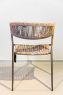 Poltrona Duda com estrutura em alumínio com pintura eletrostática e revestida em corda náutica de 5 mm com proteção UV. Trançado artesanal, ideal para ambientes internos e externos, com personalização de cores. Dimensões: Largura: 57 cm | Profundidade: 54 cm | Altura: 78 cm. Acompanha uma unidade. Outros itens mostrados na fotografia não estão incluídos.