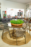 Poltrona Duda com estrutura em alumínio com pintura eletrostática e revestida em corda náutica de 5 mm com proteção UV. Trançado artesanal, ideal para ambientes internos e externos, com personalização de cores. Dimensões: Largura: 57 cm | Profundidade: 54 cm | Altura: 78 cm. Acompanha uma unidade. Outros itens mostrados na fotografia não estão incluídos.