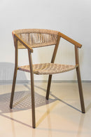 Poltrona Duda com estrutura em alumínio com pintura eletrostática e revestida em corda náutica de 5 mm com proteção UV. Trançado artesanal, ideal para ambientes internos e externos, com personalização de cores. Dimensões: Largura: 57 cm | Profundidade: 54 cm | Altura: 78 cm. Acompanha uma unidade. Outros itens mostrados na fotografia não estão incluídos.