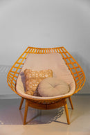 Poltrona Fago com estrutura em madeira maciça e design curvo. Estofado confortável no assento e encosto, acompanha almofada adicional para aconchego. Ideal para ambientes que priorizam bem-estar e sustentabilidade. Dimensões: Altura: 87 cm | Largura: 96 cm | Profundidade: 92 cm. Acompanha uma unidade. Outros itens mostrados na fotografia não estão incluídos.