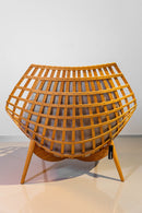 Poltrona Fago com estrutura em madeira maciça e design curvo. Estofado confortável no assento e encosto, acompanha almofada adicional para aconchego. Ideal para ambientes que priorizam bem-estar e sustentabilidade. Dimensões: Altura: 87 cm | Largura: 96 cm | Profundidade: 92 cm. Acompanha uma unidade. Outros itens mostrados na fotografia não estão incluídos.