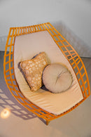 Poltrona Fago com estrutura em madeira maciça e design curvo. Estofado confortável no assento e encosto, acompanha almofada adicional para aconchego. Ideal para ambientes que priorizam bem-estar e sustentabilidade. Dimensões: Altura: 87 cm | Largura: 96 cm | Profundidade: 92 cm. Acompanha uma unidade. Outros itens mostrados na fotografia não estão incluídos.