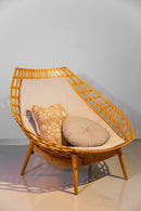 Poltrona Fago com estrutura em madeira maciça e design curvo. Estofado confortável no assento e encosto, acompanha almofada adicional para aconchego. Ideal para ambientes que priorizam bem-estar e sustentabilidade. Dimensões: Altura: 87 cm | Largura: 96 cm | Profundidade: 92 cm. Acompanha uma unidade. Outros itens mostrados na fotografia não estão incluídos.