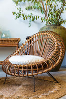 Poltrona Lotus feita de vime natural com acabamento em verniz fosco e detalhes em espiral. Design sofisticado e exclusivo, ideal para ambientes de alto padrão. Dimensões: 90 cm (A) x 90 cm (L) x 95 cm (P). Produto entregue montado. Outros itens mostrados na fotografia não estão incluídos.