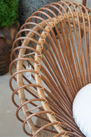 Poltrona Lotus feita de vime natural com acabamento em verniz fosco e detalhes em espiral. Design sofisticado e exclusivo, ideal para ambientes de alto padrão. Dimensões: 90 cm (A) x 90 cm (L) x 95 cm (P). Produto entregue montado. Outros itens mostrados na fotografia não estão incluídos.