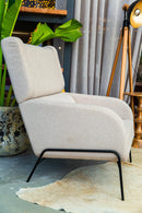 Poltrona Memphis Off White com tecido veludo cinza de alta qualidade, base preta e estrutura em madeira de eucalipto reflorestada. Com espumas D-26 e manta de fibra poliéster, proporciona conforto e elegância. Dimensões: Altura: 105 cm | Largura: 78 cm | Profundidade: 51 cm. Produto entregue montado. Outros itens na fotografia não estão incluídos.