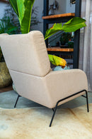 Poltrona Memphis Off White com tecido veludo cinza de alta qualidade, base preta e estrutura em madeira de eucalipto reflorestada. Com espumas D-26 e manta de fibra poliéster, proporciona conforto e elegância. Dimensões: Altura: 105 cm | Largura: 78 cm | Profundidade: 51 cm. Produto entregue montado. Outros itens na fotografia não estão incluídos.