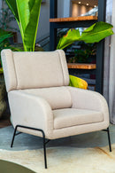 Poltrona Memphis Off White com tecido veludo cinza de alta qualidade, base preta e estrutura em madeira de eucalipto reflorestada. Com espumas D-26 e manta de fibra poliéster, proporciona conforto e elegância. Dimensões: Altura: 105 cm | Largura: 78 cm | Profundidade: 51 cm. Produto entregue montado. Outros itens na fotografia não estão incluídos.