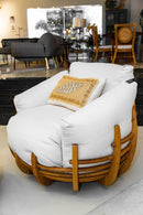 Poltrona Ninho Giratória com estrutura em lâmina freijó, estofamento em tecido premium e mecanismo giratório 360º. Dimensões: Altura: 68 cm | Largura: 105 cm | Profundidade: 39 cm. Produto entregue montado. Outros itens na fotografia não estão incluídos.