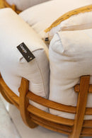 Poltrona Ninho Giratória com estrutura em lâmina freijó, estofamento em tecido premium e mecanismo giratório 360º. Dimensões: Altura: 68 cm | Largura: 105 cm | Profundidade: 39 cm. Produto entregue montado. Outros itens na fotografia não estão incluídos.