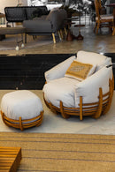 Poltrona Ninho Giratória com estrutura em lâmina freijó, estofamento em tecido premium e mecanismo giratório 360º. Dimensões: Altura: 68 cm | Largura: 105 cm | Profundidade: 39 cm. Produto entregue montado. Outros itens na fotografia não estão incluídos.