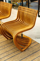 Poltrona Pantosh com design geométrico e escultural, inspirada na Cadeira Panton de Verner Panton e na Poltrona Willow de Charles Rennie Mackintosh. Estrutura em madeira maciça de alta qualidade, compensado multilaminado e acabamentos premium. Dimensões: 78 cm (A) x 66 cm (L) x 60 cm (P). Outros itens na fotografia não estão incluídos.