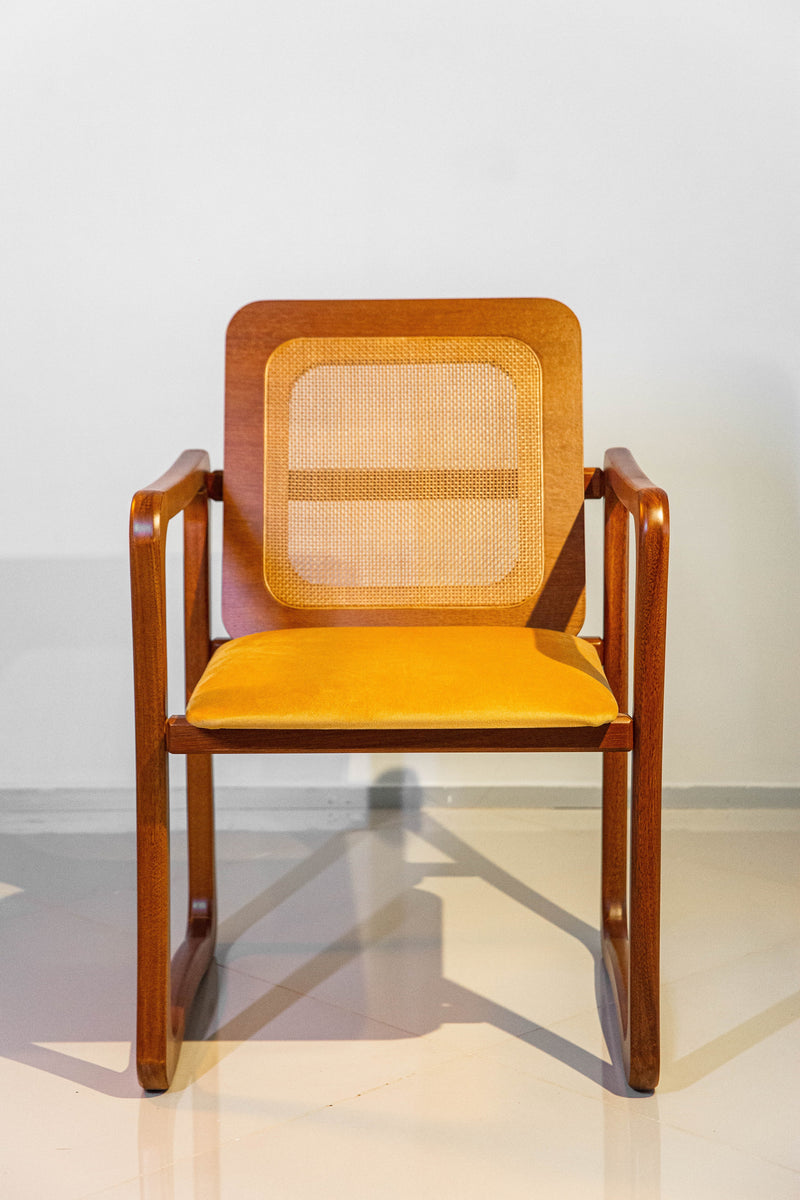 Poltrona Pinhão com estrutura em madeira resistente, revestimento em corino de alta qualidade e design versátil. Ideal para salas de jantar, escritórios ou home office. Medidas: 84 cm (A) x 56 cm (L) x 63 cm (P).