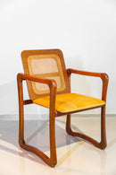 Poltrona Pinhão com estrutura em madeira resistente, revestimento em corino de alta qualidade e design versátil. Ideal para salas de jantar, escritórios ou home office. Medidas: 84 cm (A) x 56 cm (L) x 63 cm (P).