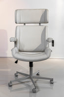 Poltrona Presidente Lisa Pérola com estrutura de espuma laminada, revestimento em cor pérola e base giratória com regulagem de altura. Ideal para escritórios, salas de reuniões e home office. Medidas: 120 cm (A) x 65 cm (L) x 70 cm (P). Outros itens na fotografia não estão incluídos.