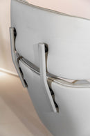 Poltrona Presidente Lisa Pérola com estrutura de espuma laminada, revestimento em cor pérola e base giratória com regulagem de altura. Ideal para escritórios, salas de reuniões e home office. Medidas: 120 cm (A) x 65 cm (L) x 70 cm (P). Outros itens na fotografia não estão incluídos.