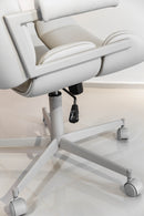 Poltrona Presidente Lisa Pérola com estrutura de espuma laminada, revestimento em cor pérola e base giratória com regulagem de altura. Ideal para escritórios, salas de reuniões e home office. Medidas: 120 cm (A) x 65 cm (L) x 70 cm (P). Outros itens na fotografia não estão incluídos.