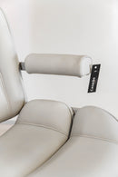 Poltrona Presidente Lisa Pérola com estrutura de espuma laminada, revestimento em cor pérola e base giratória com regulagem de altura. Ideal para escritórios, salas de reuniões e home office. Medidas: 120 cm (A) x 65 cm (L) x 70 cm (P). Outros itens na fotografia não estão incluídos.