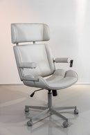 Poltrona Presidente Lisa Pérola com estrutura de espuma laminada, revestimento em cor pérola e base giratória com regulagem de altura. Ideal para escritórios, salas de reuniões e home office. Medidas: 120 cm (A) x 65 cm (L) x 70 cm (P). Outros itens na fotografia não estão incluídos.