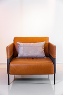 Poltrona Soho em couro 100% legítimo, com design moderno e confortável. Ideal para salas de estar, escritórios e áreas de descanso. Medidas: 79 cm (A) x 110 cm (L) x 85 cm (P). Outros itens na fotografia não estão incluídos.