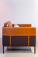 Poltrona Soho em couro 100% legítimo, com design moderno e confortável. Ideal para salas de estar, escritórios e áreas de descanso. Medidas: 79 cm (A) x 110 cm (L) x 85 cm (P). Outros itens na fotografia não estão incluídos.