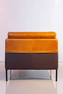 Poltrona Soho em couro 100% legítimo, com design moderno e confortável. Ideal para salas de estar, escritórios e áreas de descanso. Medidas: 79 cm (A) x 110 cm (L) x 85 cm (P). Outros itens na fotografia não estão incluídos.