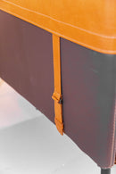 Poltrona Soho em couro 100% legítimo, com design moderno e confortável. Ideal para salas de estar, escritórios e áreas de descanso. Medidas: 79 cm (A) x 110 cm (L) x 85 cm (P). Outros itens na fotografia não estão incluídos.