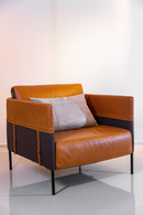 Poltrona Soho em couro 100% legítimo, com design moderno e confortável. Ideal para salas de estar, escritórios e áreas de descanso. Medidas: 79 cm (A) x 110 cm (L) x 85 cm (P). Outros itens na fotografia não estão incluídos.