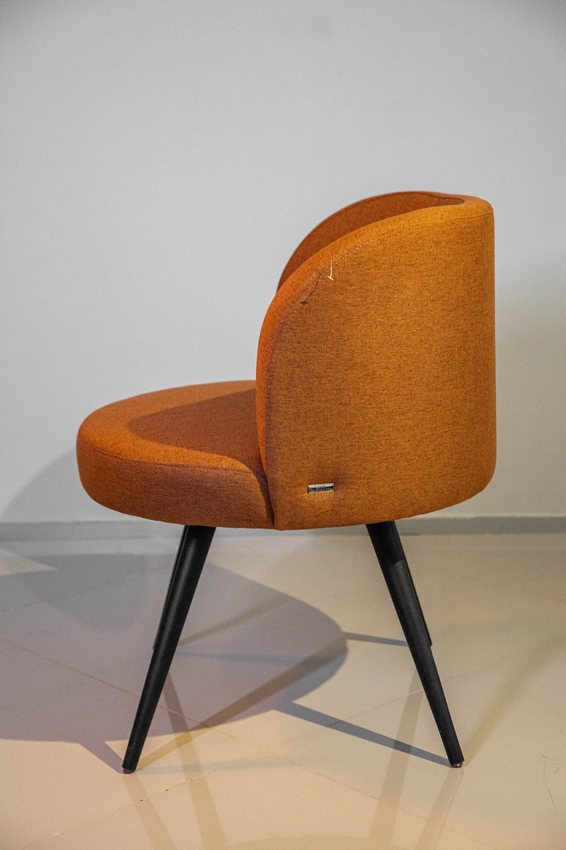 Poltrona Trila em tecido bouclé terracota, com estrutura de madeira maciça de eucalipto e acabamento em verniz PU. Ideal para compor ambientes sofisticados e versáteis. Dimensões: 84 cm (A) x 75 cm (L) x 72 cm (P). Outros itens na fotografia não estão incluídos.