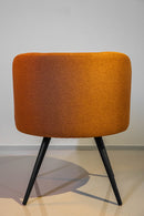 Poltrona Trila em tecido bouclé terracota, com estrutura de madeira maciça de eucalipto e acabamento em verniz PU. Ideal para compor ambientes sofisticados e versáteis. Dimensões: 84 cm (A) x 75 cm (L) x 72 cm (P). Outros itens na fotografia não estão incluídos.