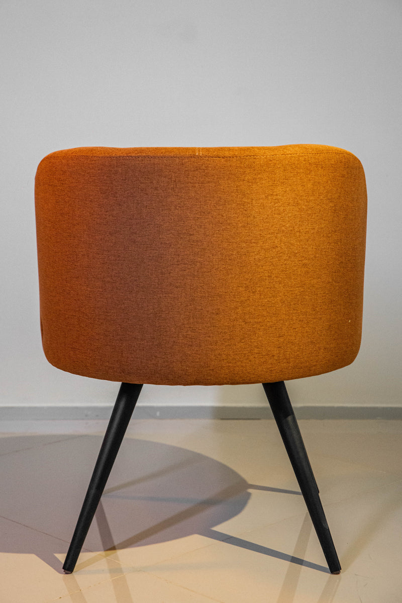Poltrona Trila em tecido bouclé terracota, com estrutura de madeira maciça de eucalipto e acabamento em verniz PU. Ideal para compor ambientes sofisticados e versáteis. Dimensões: 84 cm (A) x 75 cm (L) x 72 cm (P). Outros itens na fotografia não estão incluídos.