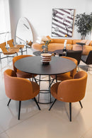 Poltrona Trila em tecido bouclé terracota, com estrutura de madeira maciça de eucalipto e acabamento em verniz PU. Ideal para compor ambientes sofisticados e versáteis. Dimensões: 84 cm (A) x 75 cm (L) x 72 cm (P). Outros itens na fotografia não estão incluídos.