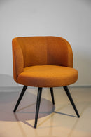 Poltrona Trila em tecido bouclé terracota, com estrutura de madeira maciça de eucalipto e acabamento em verniz PU. Ideal para compor ambientes sofisticados e versáteis. Dimensões: 84 cm (A) x 75 cm (L) x 72 cm (P). Outros itens na fotografia não estão incluídos.