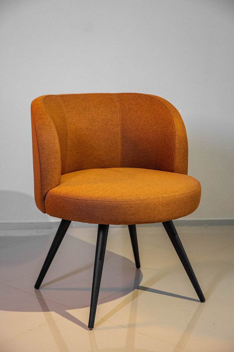 Poltrona Trila em tecido bouclé terracota, com estrutura de madeira maciça de eucalipto e acabamento em verniz PU. Ideal para compor ambientes sofisticados e versáteis. Dimensões: 84 cm (A) x 75 cm (L) x 72 cm (P). Outros itens na fotografia não estão incluídos.