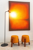 Puff redondo revestido em couro legítimo na cor laranja vibrante. Dimensões: 45 cm de altura e 42 cm de diâmetro. Ideal como assento extra, apoio ou peça decorativa. Outros itens na fotografia não estão incluídos.