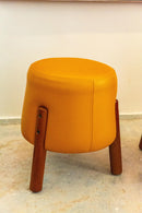 Puff redondo revestido em couro legítimo na cor laranja vibrante. Dimensões: 45 cm de altura e 42 cm de diâmetro. Ideal como assento extra, apoio ou peça decorativa. Outros itens na fotografia não estão incluídos.