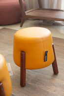 Puff redondo revestido em couro legítimo na cor laranja vibrante. Dimensões: 45 cm de altura e 42 cm de diâmetro. Ideal como assento extra, apoio ou peça decorativa. Outros itens na fotografia não estão incluídos.