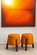 Puff redondo revestido em couro legítimo na cor laranja vibrante. Dimensões: 45 cm de altura e 42 cm de diâmetro. Ideal como assento extra, apoio ou peça decorativa. Outros itens na fotografia não estão incluídos.