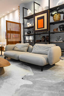 Sofa Kalos em couro de alta qualidade com base e pés em madeira, inspirado na elegância das formas orgânicas e modulares. Dimensões: 74 cm (A) x 250 cm (L) x 100 cm (P). Ideal para ambientes sofisticados que valorizam beleza e conforto. Outros itens na fotografia não estão incluídos.