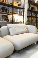 Sofa Kalos em couro de alta qualidade com base e pés em madeira, inspirado na elegância das formas orgânicas e modulares. Dimensões: 74 cm (A) x 250 cm (L) x 100 cm (P). Ideal para ambientes sofisticados que valorizam beleza e conforto. Outros itens na fotografia não estão incluídos.