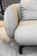 Sofa Kalos em couro de alta qualidade com base e pés em madeira, inspirado na elegância das formas orgânicas e modulares. Dimensões: 74 cm (A) x 250 cm (L) x 100 cm (P). Ideal para ambientes sofisticados que valorizam beleza e conforto. Outros itens na fotografia não estão incluídos.