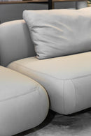 Sofa Kalos em couro de alta qualidade com base e pés em madeira, inspirado na elegância das formas orgânicas e modulares. Dimensões: 74 cm (A) x 250 cm (L) x 100 cm (P). Ideal para ambientes sofisticados que valorizam beleza e conforto. Outros itens na fotografia não estão incluídos.