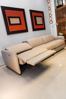 Sofa Melbourne motorizado em couro de alta qualidade, com funcao reclinavel e apoios de cabeca ajustaveis. Dimensoes: 100 cm (A) x 230 cm (L) x 95 cm (P). Design contemporaneo com assentos amplos e apoios de bracos finos