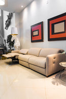 Sofa Melbourne motorizado em couro de alta qualidade, com funcao reclinavel e apoios de cabeca ajustaveis. Dimensoes: 100 cm (A) x 230 cm (L) x 95 cm (P). Design contemporaneo com assentos amplos e apoios de bracos finos.
