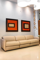 Sofa Melbourne motorizado em couro de alta qualidade, com funcao reclinavel e apoios de cabeca ajustaveis. Dimensoes: 100 cm (A) x 230 cm (L) x 95 cm (P). Design contemporaneo com assentos amplos e apoios de bracos finos