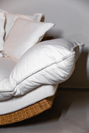 Sofa Mundo de 3 lugares com estrutura em rattan e fibra natural, estofado em tecido premium. Dimensoes: 2,5 m (L) x 1,1 m (P). Design moderno que une beleza, funcionalidade e conforto. 