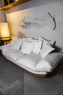 Sofa Mundo de 3 lugares com estrutura em rattan e fibra natural, estofado em tecido premium. Dimensoes: 2,5 m (L) x 1,1 m (P). Design moderno que une beleza, funcionalidade e conforto. Itens decorativos nao estao incluidos.