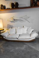 Sofa Mundo de 3 lugares com estrutura em rattan e fibra natural, estofado em tecido premium. Dimensoes: 2,5 m (L) x 1,1 m (P). Design moderno que une beleza, funcionalidade e conforto. Itens decorativos nao estao incluidos.