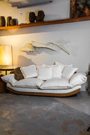 Sofa Mundo de 3 lugares com estrutura em rattan e fibra natural, estofado em tecido premium. Dimensoes: 2,5 m (L) x 1,1 m (P). Design moderno que une beleza, funcionalidade e conforto. 